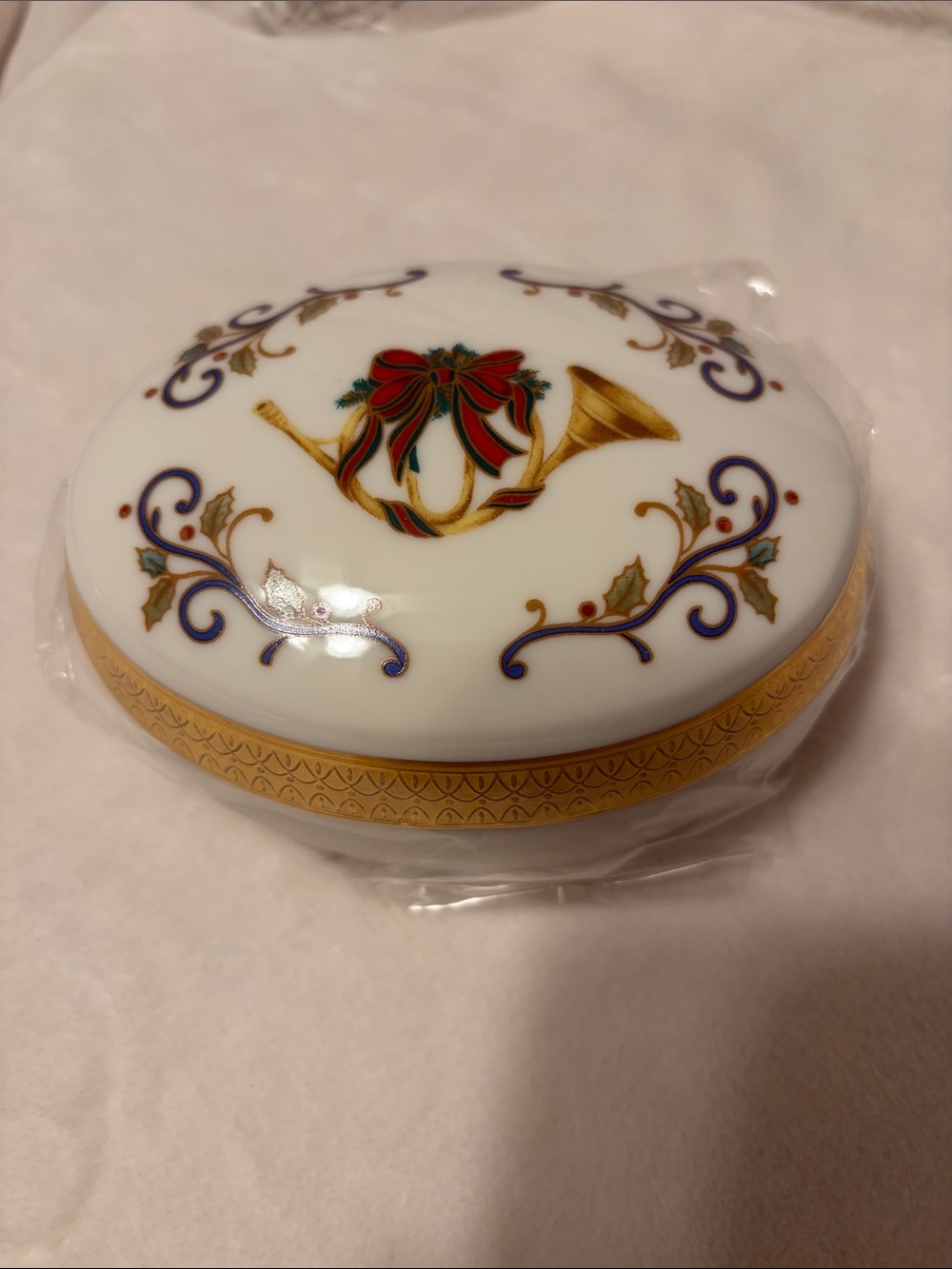 New in box Mikasa holiday elegance trinket box with gold toned trim